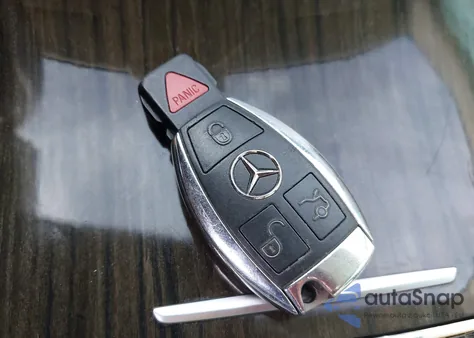 2017 Mercedes-Benz C 300 z USA, uszkodzony, nr VIN 55SWF4JB8HU220918